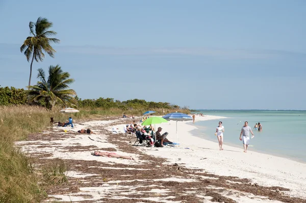 Personas relajándose en la playa Bahia Honda en Florida Keys — Foto de Stock