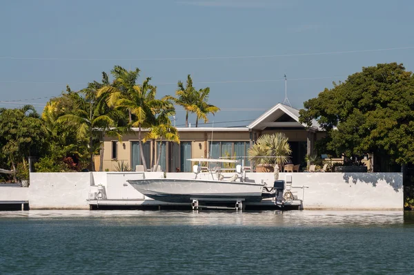Вилла на набережной с лодкой в Ки-Уэст, Флорида — стоковое фото