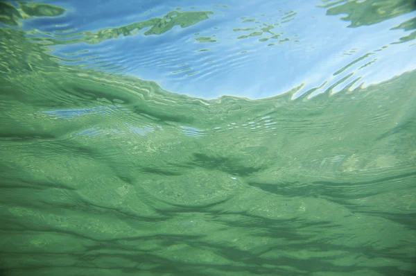 Підводний фон хвилястого візерунка в тропічному морі — стокове фото