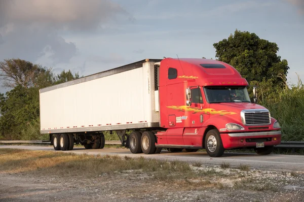 Röd Freightliner Century klass påhängsvagn lastbil — Stockfoto