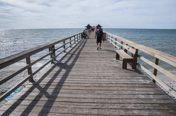 Muelle en la costa del Golfo de México en Nápoles, Florida, EE.UU. — Foto de Stock