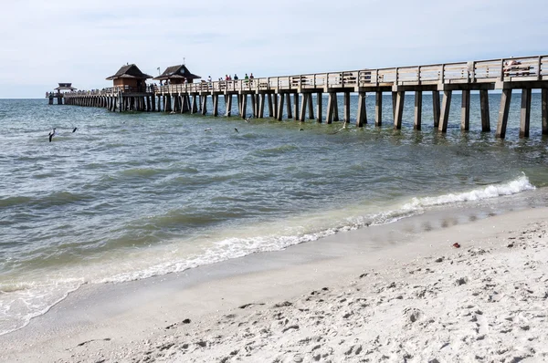 Molo na wybrzeżu Zatoki Meksykańskiej w Naples, Florida, Stany Zjednoczone Ameryki — Zdjęcie stockowe