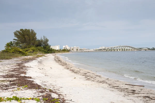 Sanibel Island Beach-val Causeway háttér, Florida, Amerikai Egyesült Államok — Stock Fotó