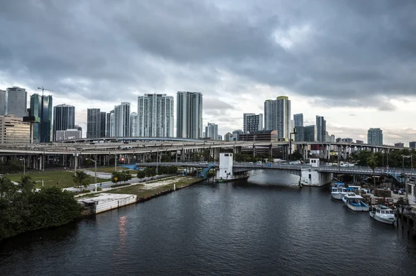 Řeka a Miami downtown zatažené den. Florida, Usa — Stock fotografie