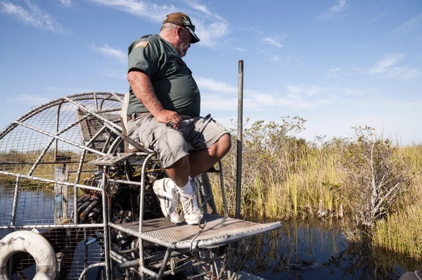 Conductor de Airboat en el parque nacional everglades, Florida, EE.UU. —  Fotos de Stock