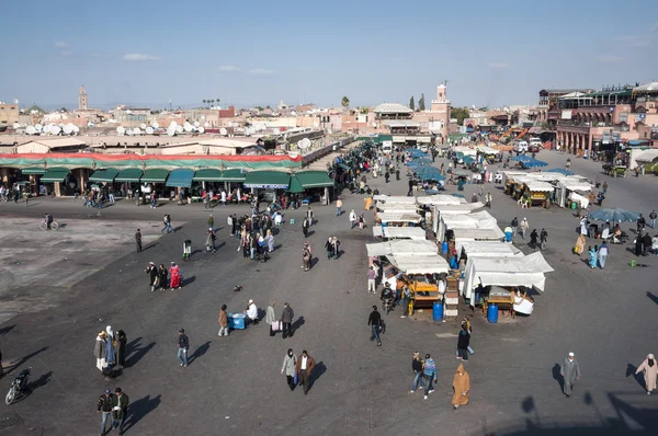 MARRAKESH, MARRUECOS - 20 NOV: Vista de la plaza Jemaa el-Fnaa en el barrio de la medina de Marrakech. 20 de noviembre de 2008 en Marrakech, Marruecos — Foto de Stock