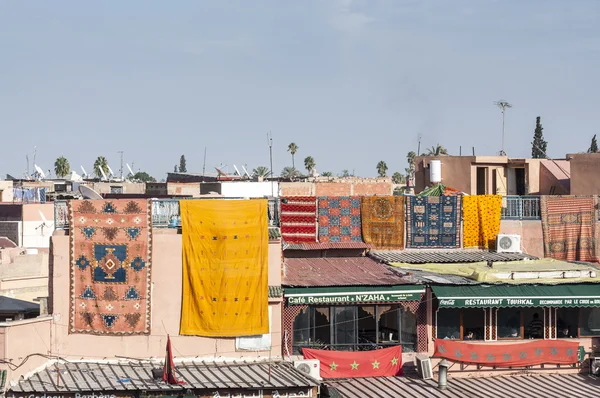 MARRAKESH, MAROCCO - NOV 20: Tappeti berberi colorati in vendita nella piazza Jemaa el-Fnaa a Marrakech. 20 novembre 2008 a Marrakech, Marocco — Foto Stock