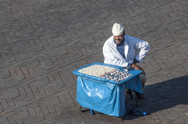 MARRAKESH, MOROCCO நவம்பர் 20: மராகேஷின் பல் மனிதன் ஜமா எல் ஃப்னா சதுக்கத்தில் தனது சேவையை வழங்குகிறார். நவம்பர் 20, 2008 மொராக்கோவின் மராகேஷில் — ஸ்டாக் புகைப்படம்