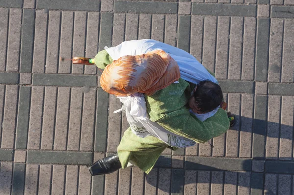 Marakeş, Fas - Kasım 20: Berber kadın arkasında bir bebek taşıyan geleneksel kıyafetleri giymiş. Kasım 20, 2008 Marrakesh, Morocco — Stok fotoğraf