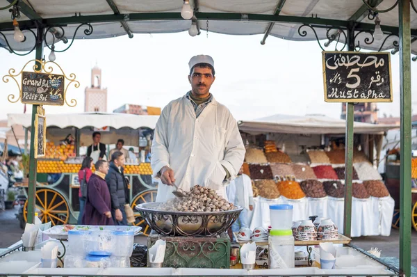 MARRAKESH, MARRUECOS - 20 NOV: Caracoles cocidos en la plaza Jemaa el-Fnaa en el barrio de la medina de Marrakech. 20 de noviembre de 2008 en Marrakech, Marruecos — Foto de Stock