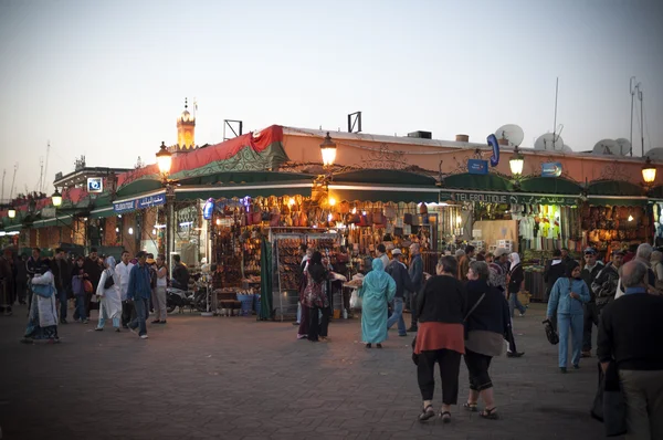 Marrákeš, Maroko - listopad 20: Náměstí Jemaa el-Fnaa náměstí v medíně čtvrti Marrákeše za soumraku. Listopad 20, 2008 v Marrákeši, Maroko — Stock fotografie