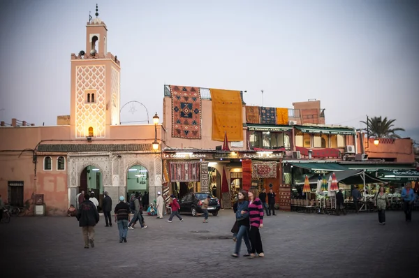 MARRAKESH, MARRUECOS - 20 NOV: Plaza Jemaa el-Fnaa en el barrio medina de Marrakech al atardecer. 20 de noviembre de 2008 en Marrakech, Marruecos — Foto de Stock