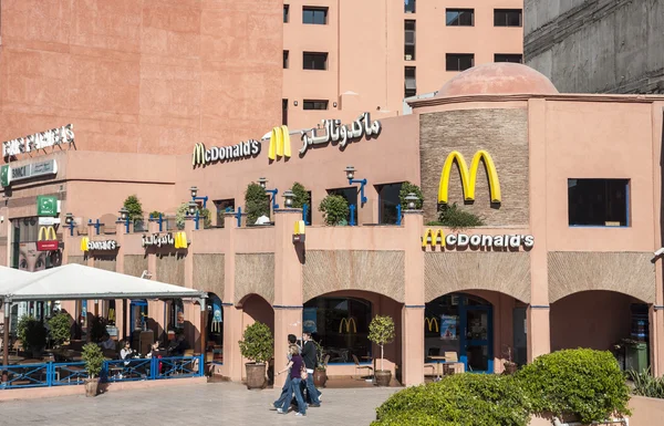 MARRAKESH, MOROCCO - NOV 21: Mc Donalds fast food restaurant in the city of Marrakesh. 21 ноября 2008 года в Марракеше, Марокко — стоковое фото