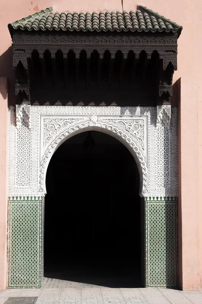 Porta do arco oriental na cidade velha de Marraquexe, Marrocos — Fotografia de Stock