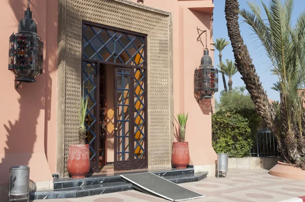 Восточные украшенные входные двери в Марракеше, Марокко — стоковое фото