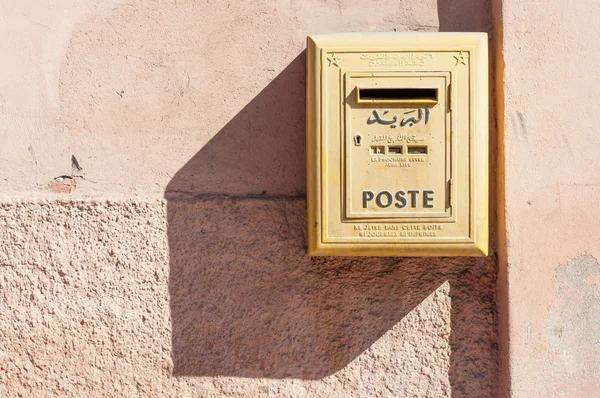 MARRAKESH, MOROCCO - NOV 23: Yellow letter box of the moroccan post in Marrakesh. November 23, 2008 in Marrakesh, Morocco — Stock Photo, Image