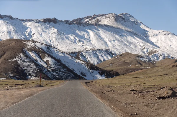 Estrada nas montanhas Atlas em Marrocos — Fotografia de Stock