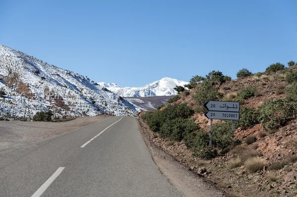Estrada através de montanhas Atlas cobertas de neve em Marrocos — Fotografia de Stock