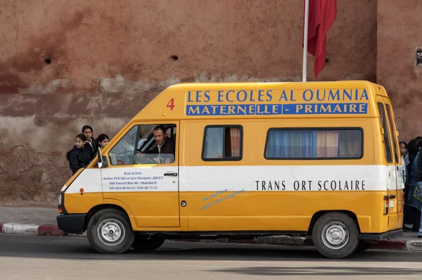 摩洛哥马拉喀什-11 月 22 日: 黄色校车在马拉喀什。2008 年 11 月 22 日在摩洛哥马拉喀什 — 图库照片