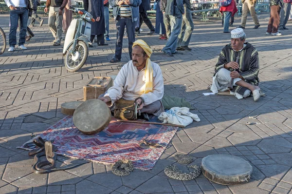 MARRAKESH, MARRUECOS - 22 DE NOV: Encantador de serpientes en la plaza Jemaa el-Fnaa de Marrakech. 22 de noviembre de 2008 en Marrakech, Marruecos — Foto de Stock