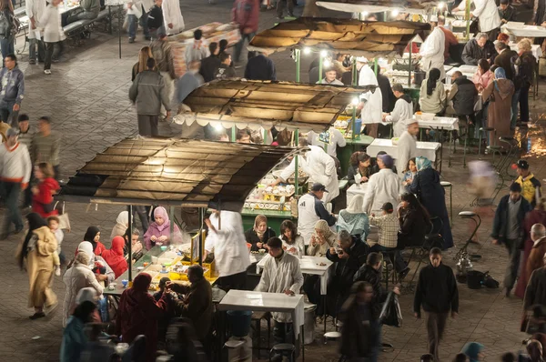 MARRAKESH, MARRUECOS - 23 DE NOV: La comida se encuentra en la plaza Jemaa el-Fnaa de Marrakech. 23 de noviembre de 2008 en Marrakech, Marruecos — Foto de Stock