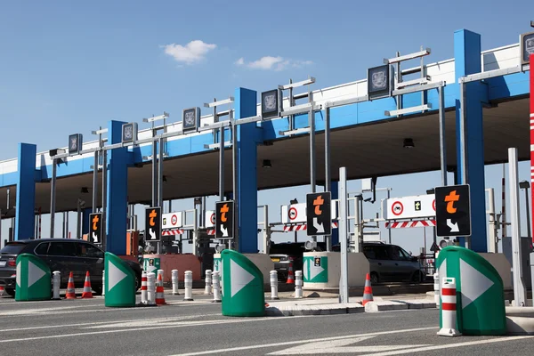 Paris, Frankrijk - 3 juli 2014: Stuurprogramma's weg tol betalen voor het gebruik van de snelweg A10. 3 juli 2014 in Parijs, Frankrijk. — Stockfoto