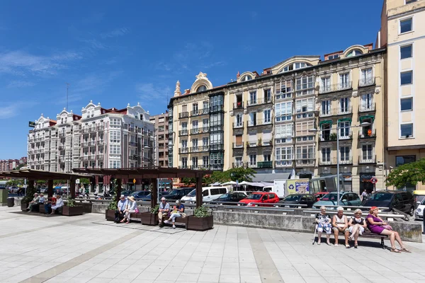 Gente en el Paseo Marítimo de Santander, Cantabria, España — Foto de Stock