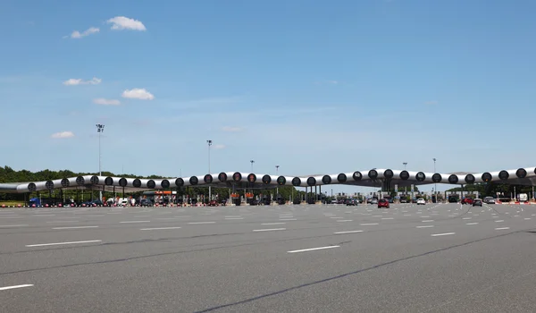 Paris, Frankrijk - 3 juli 2014: Stuurprogramma's weg tol betalen voor het gebruik van de snelweg A10. 3 juli 2014 in Parijs, Frankrijk. — Stockfoto