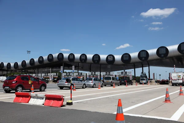 PARIS, FRANCE - JULY 3, 2014: Drivers pay road toll for using the highway A10. July 3, 2014 in Paris, France. — Stock Photo, Image