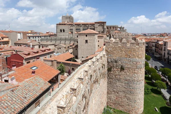 Oude muur en kathedraal van Avila, Castilië en Leon, Spanje — Stockfoto