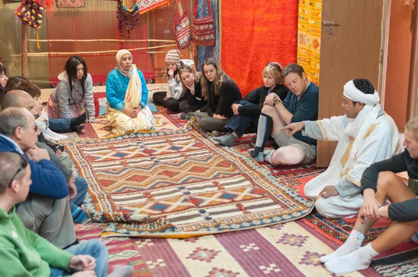 Marokkaanse tapijt verkopers traditionele berber tapijten tonen aan toeristen. Marokko, Afrika — Stockfoto