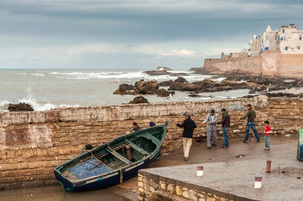 I pescatori tirano fuori la loro barca dall'acqua. Essaouira — Foto Stock