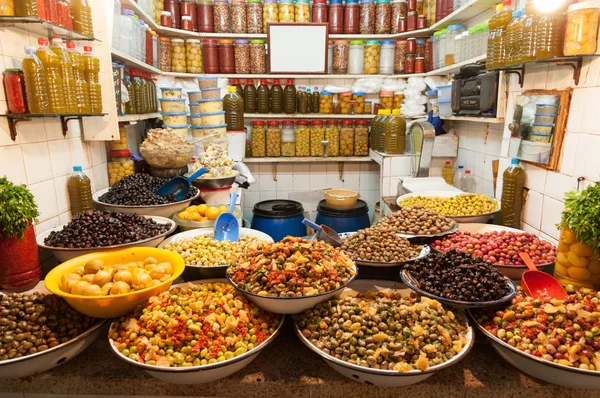 Aceitunas y frijoles en venta en la medina de Marrakech, Marruecos —  Fotos de Stock