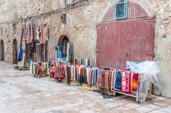 Farbenfrohe orientalische Teppiche und Stoffe in der Medina von Essaouira, Marokko, Afrika zu verkaufen, — Stockfoto