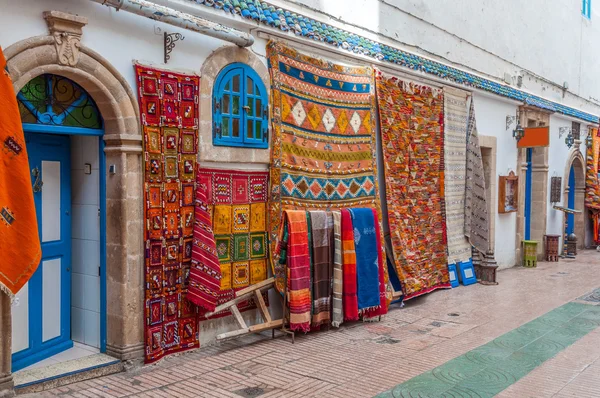 Barevné orientální koberce na prodej v medíně města Essaouira, Maroko, Afrika, — Stock fotografie