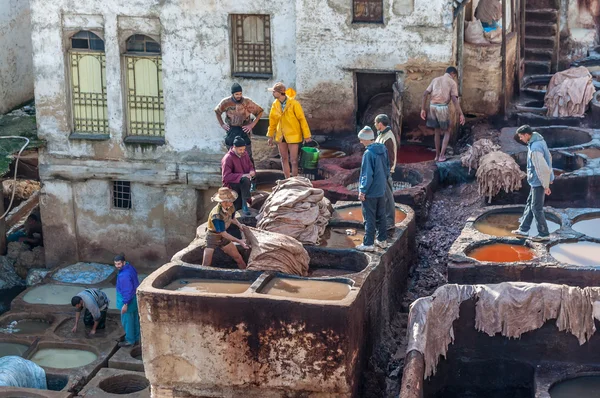 FEZ, MOROCCO - DEC 2: Traditional leather tanneries in the medina of Fez. December 2, 2008 in Fez, Morocco, Africa — Stock Photo, Image