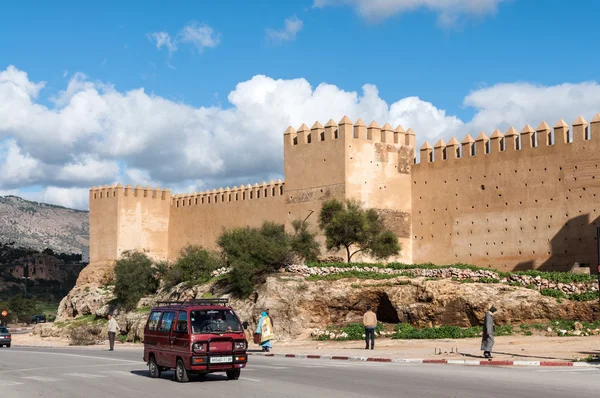 FEZ, MARRUECOS - DIC 2: Calle y la antigua muralla fortificada de Fez. 2 de diciembre de 2008 en Fez, Marruecos, África — Foto de Stock