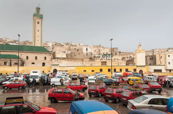 FEZ, MOROCCO - DEC 1: Square with red petit taxis in the medina of Fez. December 01, 2008 in Fez, Morocco, Africa — Stock Photo, Image