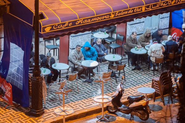 FEZ, MARRUECOS - DIC 1: Hombres marroquíes tomando té en una cafetería de paseo lateral en la medina de Fez. 01 de diciembre de 2008 en Fez, Marruecos, África — Foto de Stock