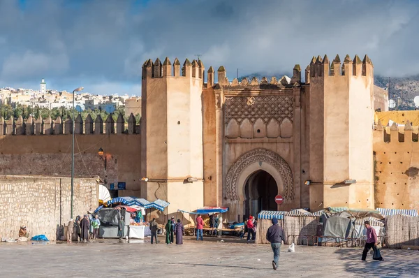 FEZ, MARRUECOS - DIC 2: Puerta a la antigua medina de Fez. 2 de diciembre de 2008 en Fez, Marruecos, África — Foto de Stock