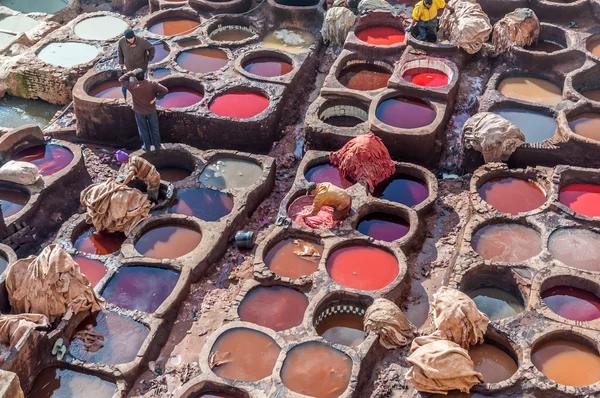 FEZ, MOROCCO - DEC 2: Traditional leather tanneries in the medina of Fez. December 2, 2008 in Fez, Morocco, Africa — Stock Photo, Image