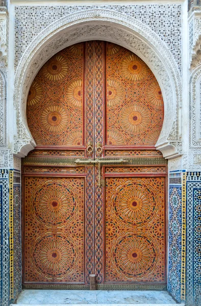 Bella porta decorata nella medina di Fez, Marocco — Foto Stock