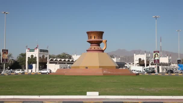 Roundabout statue in Fujairah, UAE — Stock Video