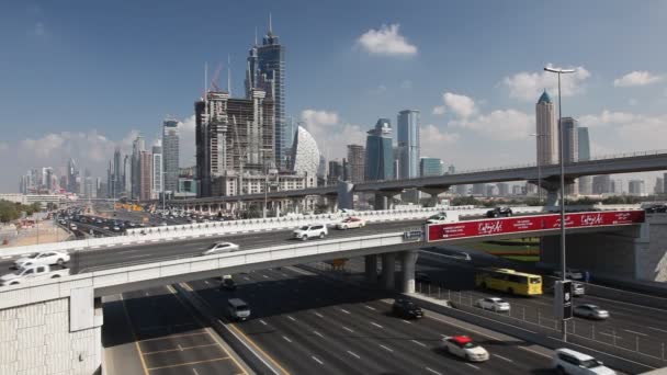 Verkeer in Dubai stad — Stockvideo
