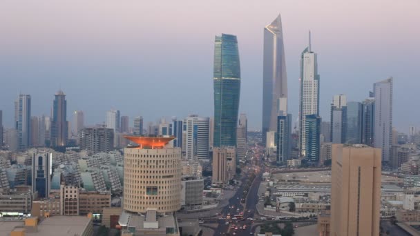 Kuwait City alacakaranlıkta — Stok video