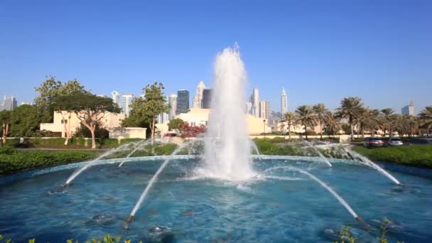 Fontanna w Jumeirah Lakes Towers. Dubaj — Wideo stockowe