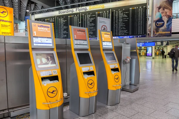Frankfurt - 6 grudzień: Lufthansa siebie checkin maszyny na lotnisku we Frankfurcie. 6 grudnia 2014 w Frankfurt, Niemcy — Zdjęcie stockowe
