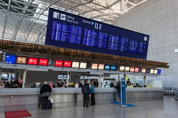 Tablero de salida con aeropuertos de destino en Frankfurt Main, Alemania — Foto de Stock