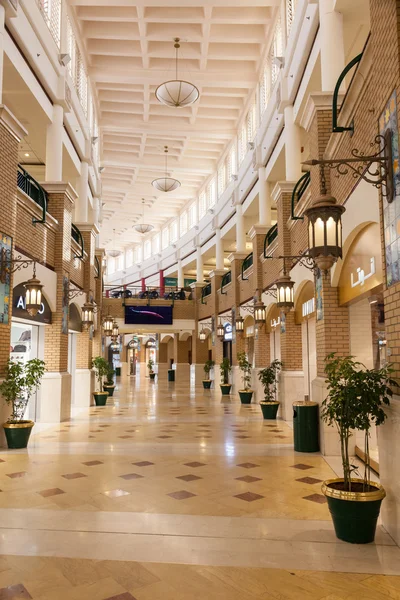 Koeweit - 7 december: Interieur van de Souq Sharq shopping mall in Koeweit. 7 december 2014 in Koeweit, Midden-Oosten — Stockfoto