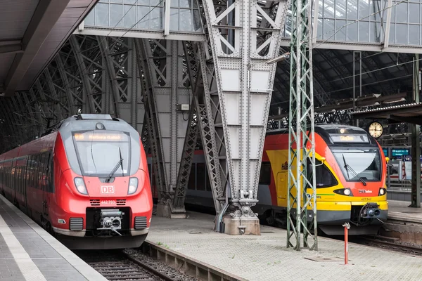 Frankfurt - 6 Dec: Två motorer inne i tåget stationen i Frankfurt. 6 december 2014 i Frankfurt Main, Tyskland — Stockfoto